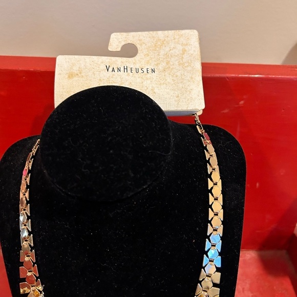 NWT Van Heusen necklace - Picture 3 of 6